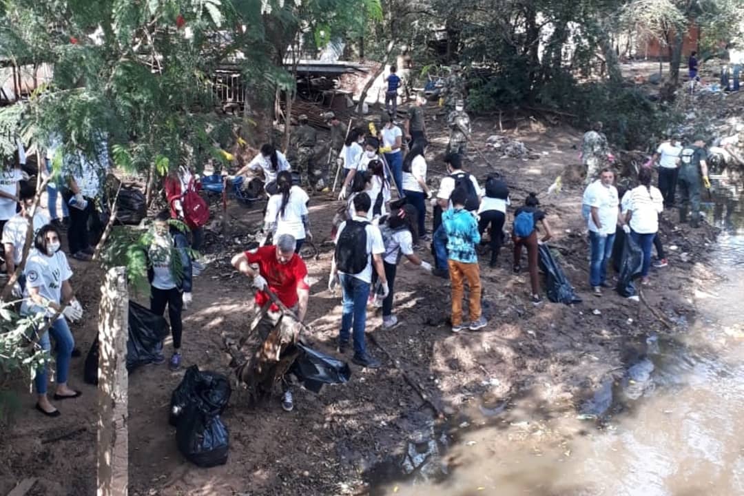 silvana_abdo's tweet photo. El cauce del Arroyo Damian en la zona Costa Azul, Limpio, luce de una manera completamente diferente tras el #BasuraChallenge que realizaron los pobladores con el apoyo de nuestros voluntarios, el @mambiente_py, @gobercentral, la Municipalidad local y el Ejército👏🏻👏🏻👏🏻 #RevivePy https://t.co/ReCGoO0iTe