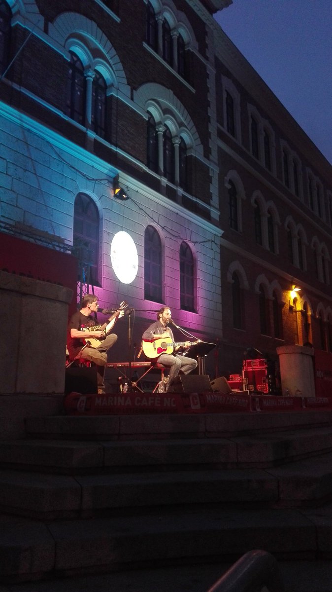 Sul palco del <a href="/MarinaCafeN/">Chourmo</a> 
Neri Marcorè e Domenico Mariorenzi interpretano #CreuzadeMa in un omaggio a Fabrizio De Andrè

#mcn #ilcontrariodiuno