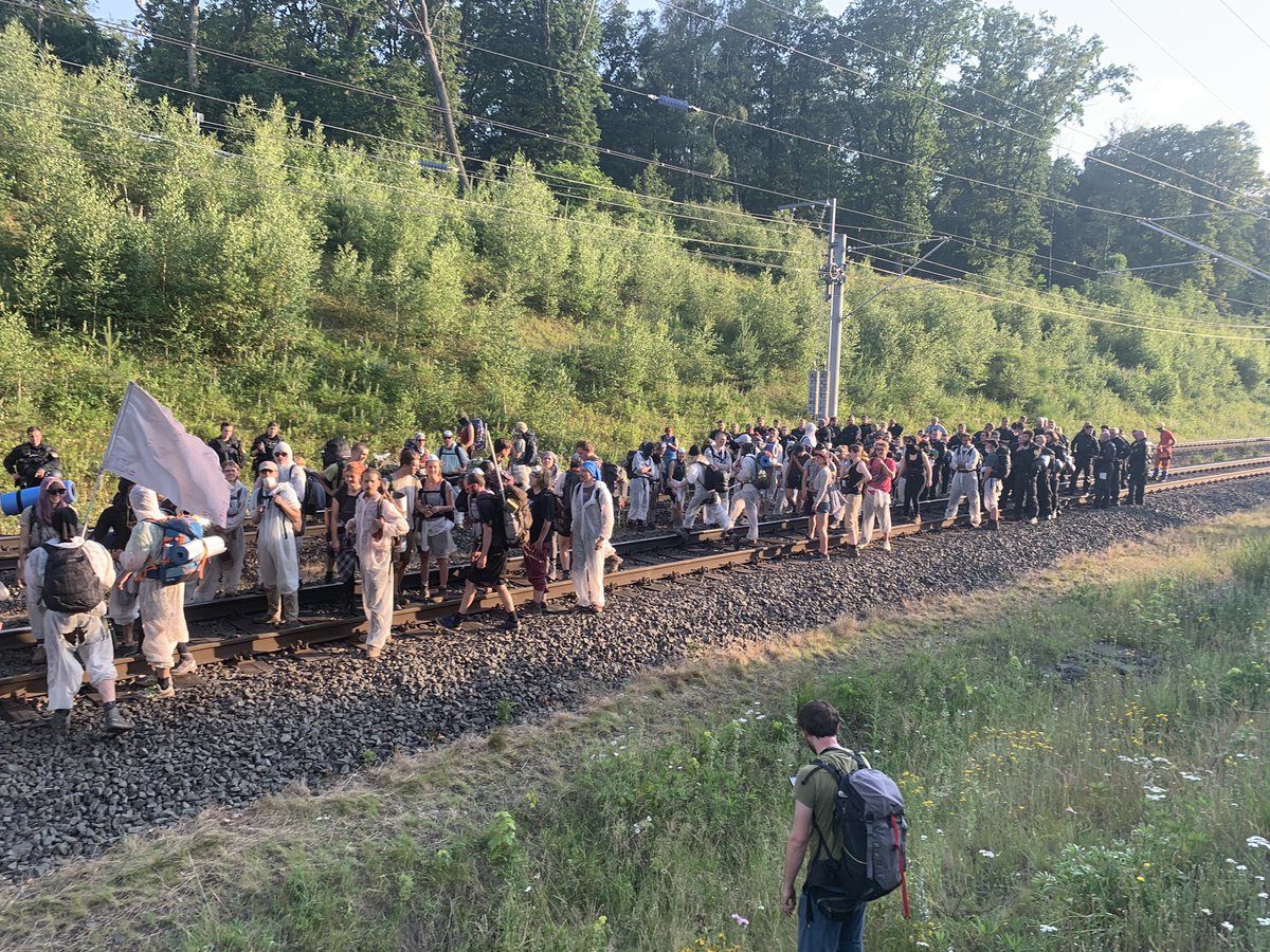 ErikMarquardt's tweet photo. 21:06 - silberner Finger erreicht den Bahnhof Merzenich. Sie haben 6 Stunden die Hambachbahn blockiert und hatte gegen Zusicherung von Straffreiheit verlassen. #endegelaende #allegegenrwe https://t.co/ZzMNm8hM0x