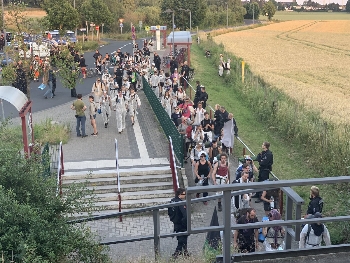ErikMarquardt's tweet photo. 21:06 - silberner Finger erreicht den Bahnhof Merzenich. Sie haben 6 Stunden die Hambachbahn blockiert und hatte gegen Zusicherung von Straffreiheit verlassen. #endegelaende #allegegenrwe https://t.co/ZzMNm8hM0x
