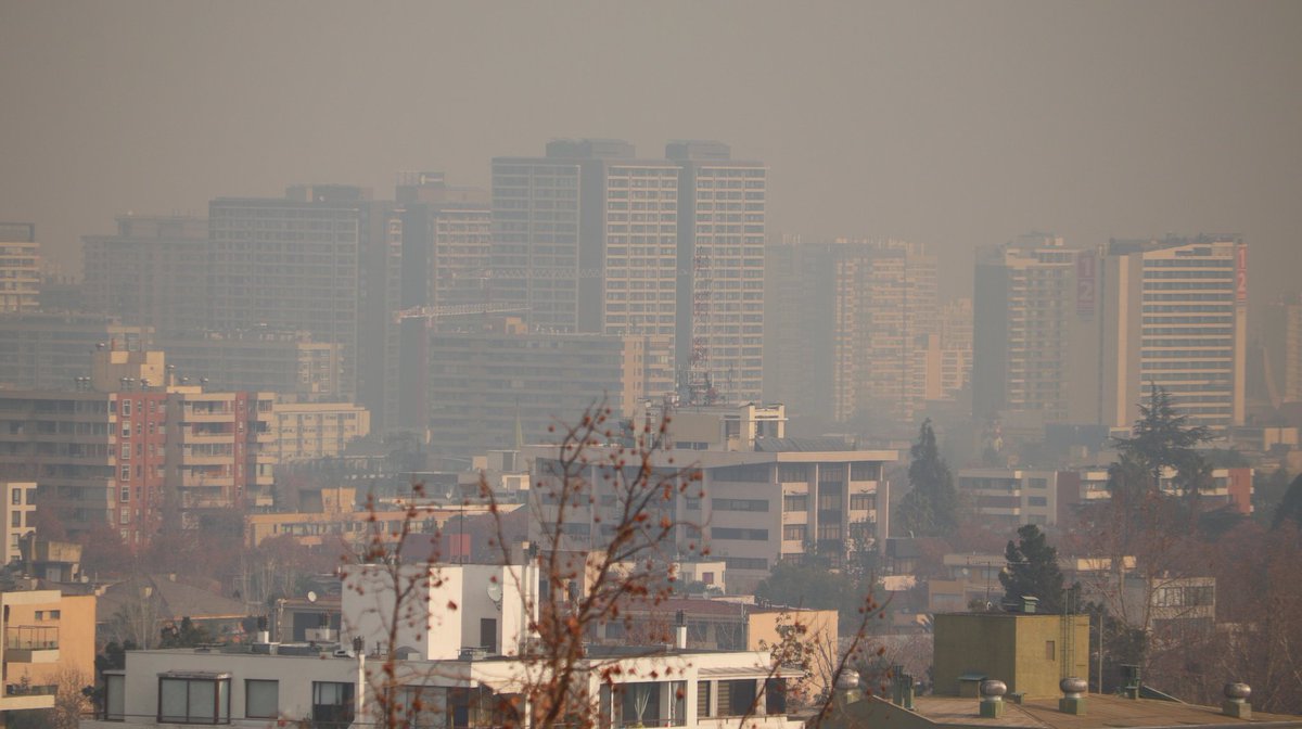 El aire de Santiago ASFIXIÁNDONOS y nosotros ¿qué hacemos?. Construimos autopistas, cortamos árboles, arrasamos con áreas verdes y celebramos cuando aumenta la venta de autos.
#ElMundoalReves