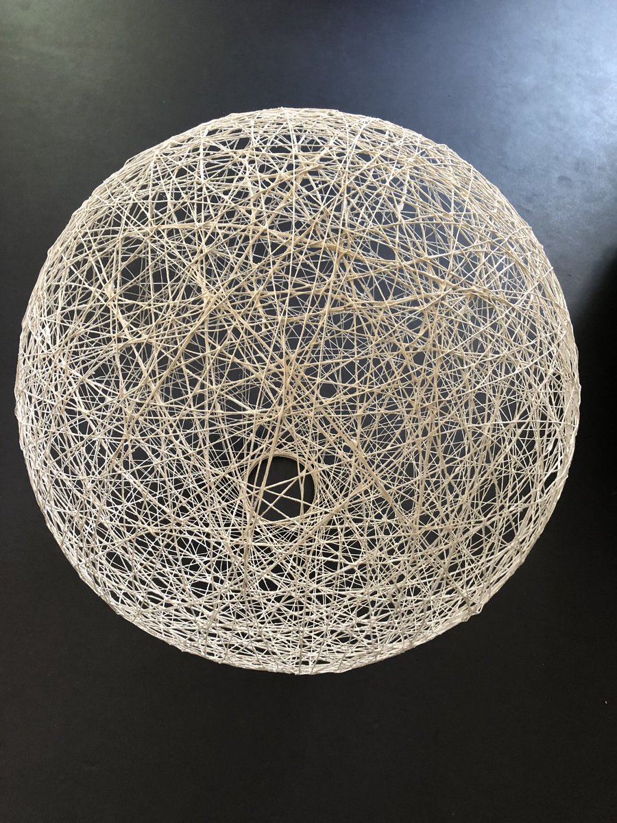 Als de lamp die je wil te duur is.... wat doe je dan?
Zelf experimenteren....
De eerste keer verkeerde lijm
De tweede keer te haastig
Maar drie maal is scheepsrecht. 

Nu nog zwart spuiten en dan ophangen