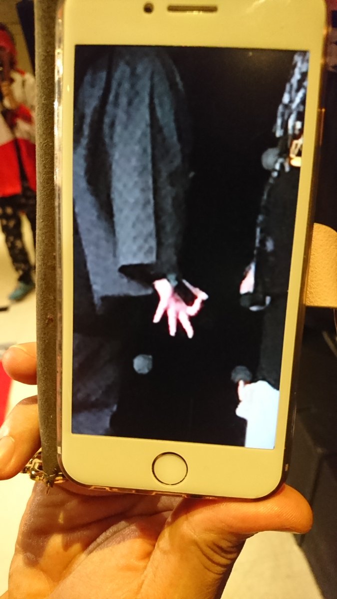 ট ইট র 絶叫フェスティバル最恐劇場 恐怖写真注意 6 15最恐劇場で撮影されたみんなの心霊写真 ぁみさんの指が おかしい 皆さんはどう思われますか 最恐劇場