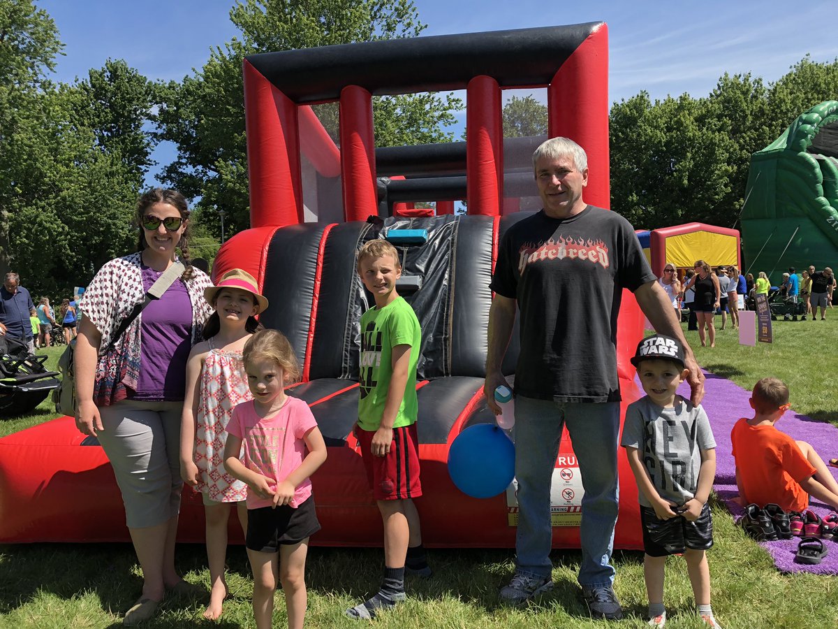 VisitCK's tweet photo. There is still plenty of time to enjoy @rmsothebys RetroFest in Tecumseh Park with Chasers and Dirt Band playing from 2-6PM! @ChathamBia @CKEcDev @MunicCK @LivingCK
#retro19 #RM40 #VisitCK #ExperienceCK #CKont #CKAwesome https://t.co/rqPdru3R7T