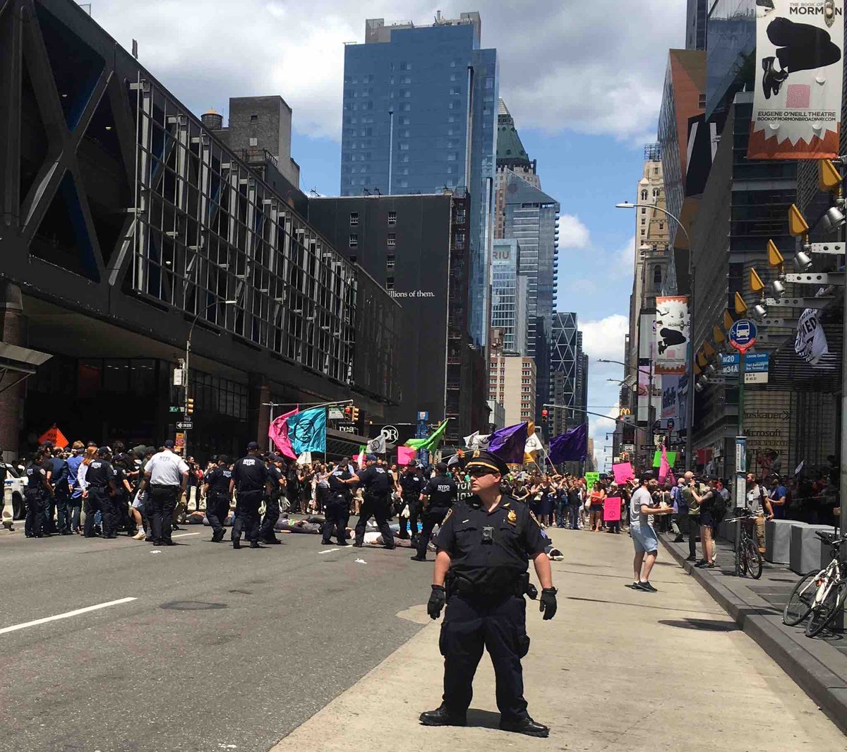 XR_NYC's tweet photo. Images from today's action, the banner reads "Climate Change (Ed strike through EMERGENCY)=Mass Murder
#ExtinctionRebellion
#EarthToMedia
#RebelForLife
https://t.co/jWDIfsk7xW https://t.co/64dqkDtuTw