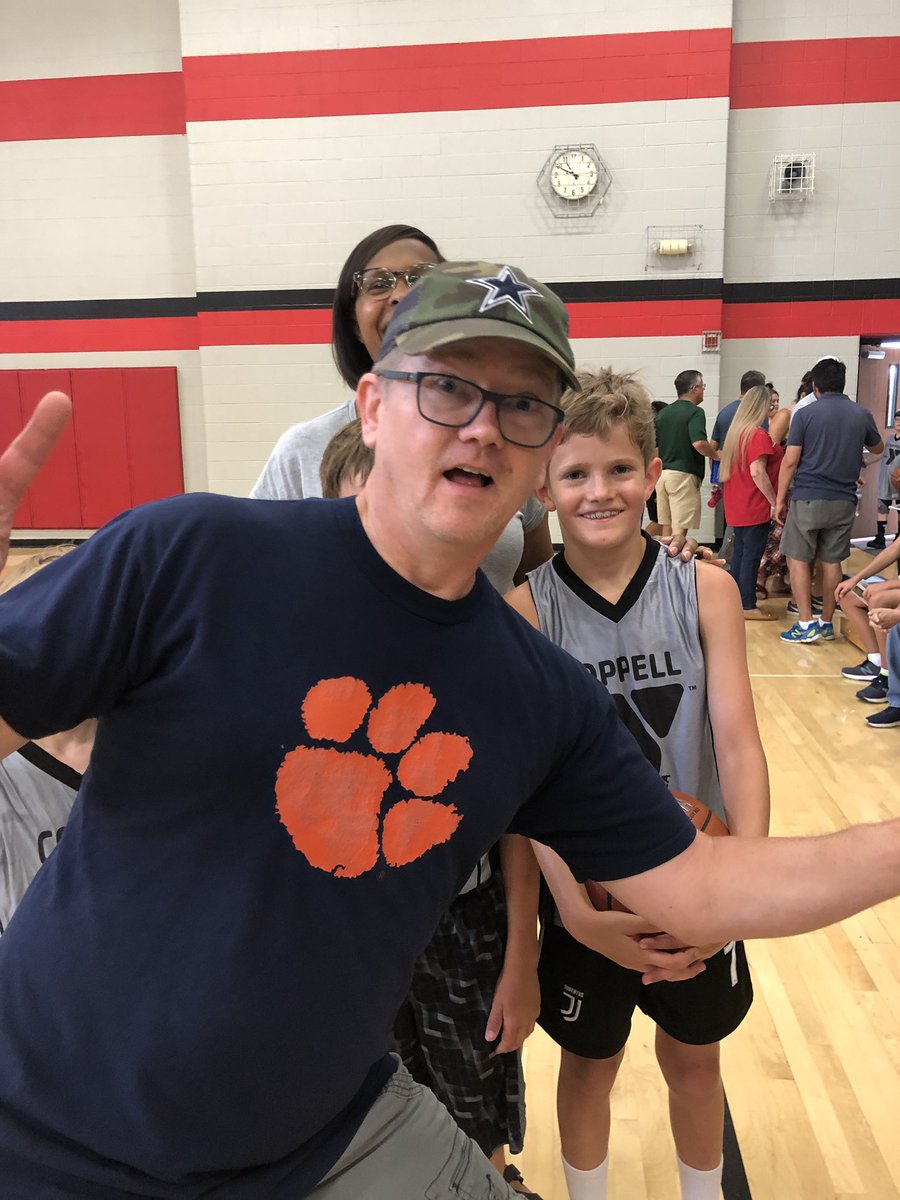 AlissaJaquish's tweet photo. Great game today, much thanks to our favorite fan!  @LakesidePE @H1Valerie @McKennaMarx2 @OfficeMack https://t.co/JqQIA7armV
