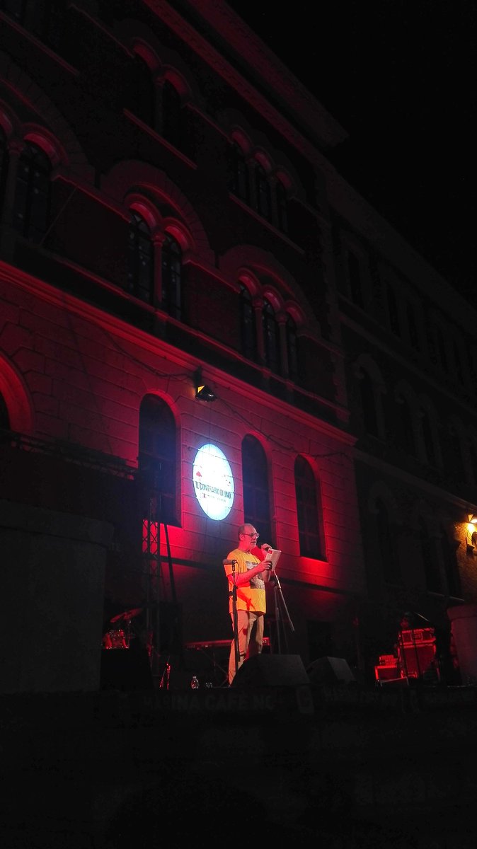 Sul palco di #PiazzaGaribaldi in un omaggio a <a href="/LawrenceFerlin1/">Lawrence Ferlinghetti</a> per il suo centenario, #GiuseppeBoy legge alcune sue poesie

#mcn #ilcontrariodiuno