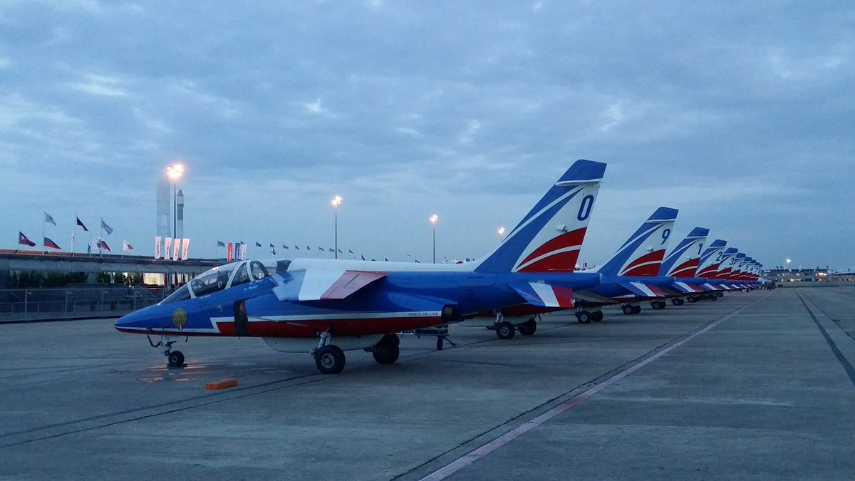 La nuit tombe sur le Bourget et sur nos avions prêts pour la démonstration de demain 😊😴