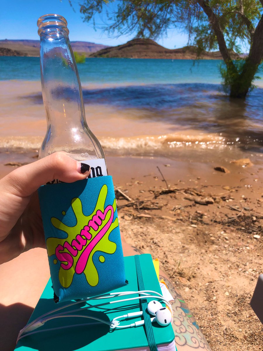 vickiv1x's tweet image. Lake side Vick ☀️😎🍺 #slurm #futurama #doodling