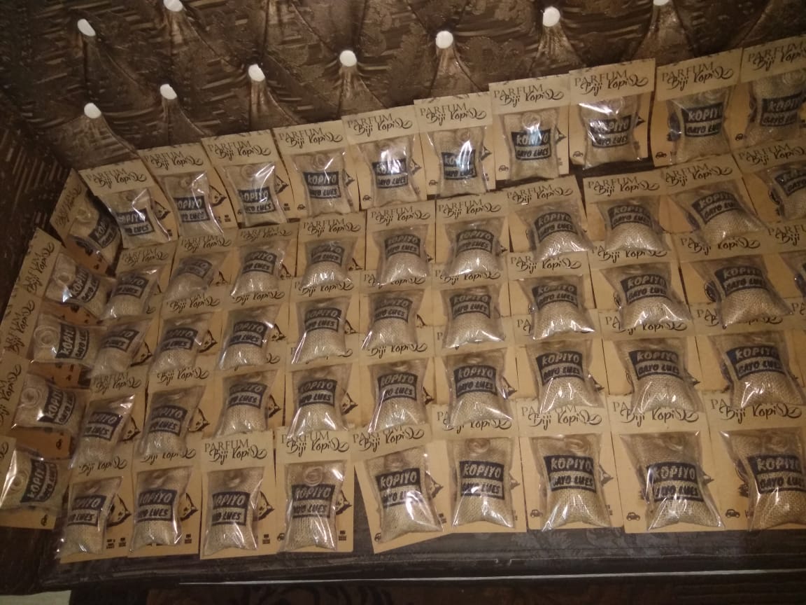 Hendrasipayung's tweet photo. Salah satu produk turunan dari kopi adalah parfum kopi. Kelebihannya selain menyebarkan aroma yg menenangkan jg bisa menyerap aroma yg tidak sedap
https://t.co/Sp253pK6kr @AndiArief__
@jokowi
#kopiindonesia
#perkebunanindonesia
#kopi 
#gamalinstitute https://t.co/VRPczf1siU