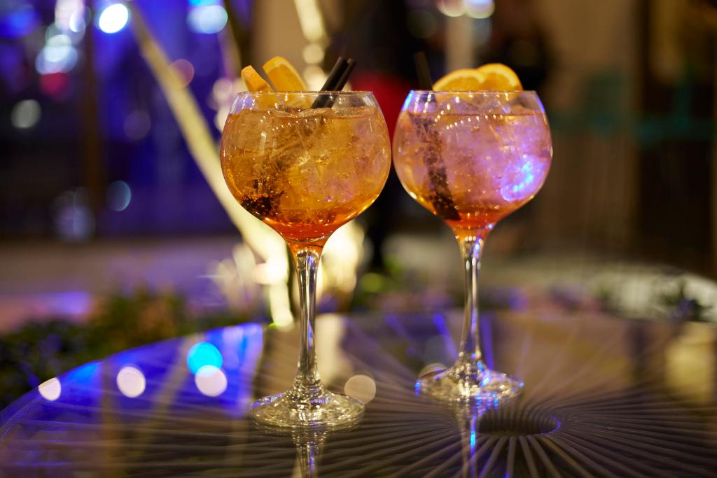 Sábado en WXYZ 🥂                                                       ¿Nos tomamos un trago?