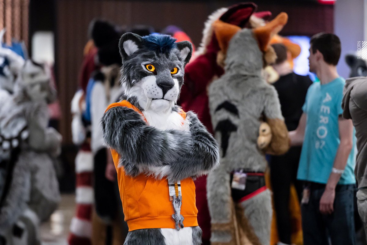 Who wore it better :v

Art by Smileeeeeee
Photo by Randorn