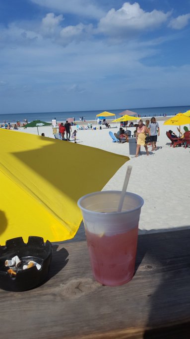 1 pic. Drinks on the beach with some nice tunes 🏖 https://t.co/tGxsXlkgnI