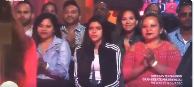 LauraSalz16's tweet photo. #TiniEnMiami  La atención con la que escuchan a @TiniStoessel el público de #Telemumdo en Miami !!! Todos sabemos que en sus premiaciones  y programas todos hacen plaback jajaja #TiniTeCantaEnVivo https://t.co/4aUgf9OKAj