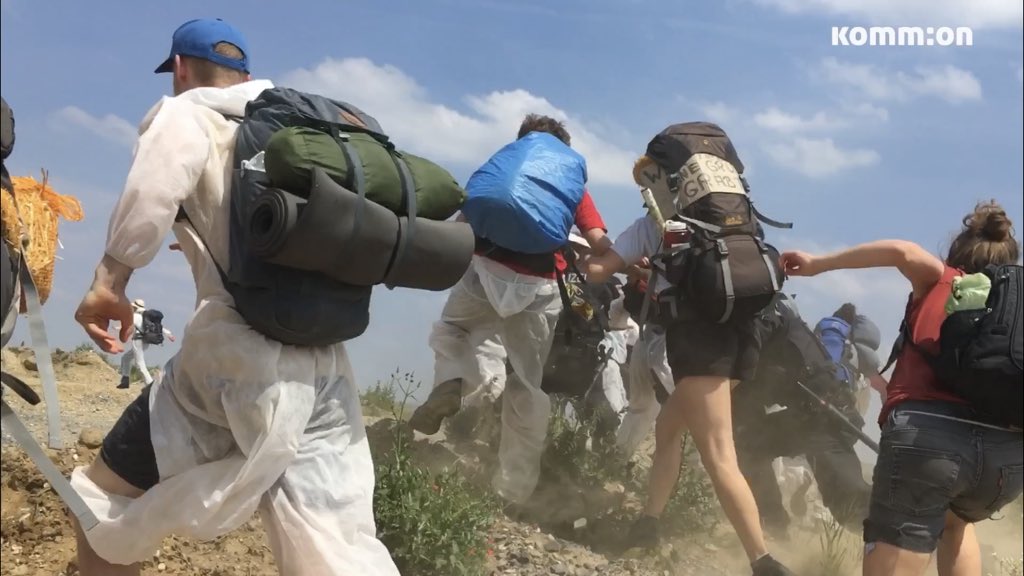 freundeskreisv's tweet photo. Video: Tagesbericht von @StaigerRoyal für @kommonjetzt .
Kamera & Schnitt von uns:
#RoterFinger bricht durch - #EndeGelände stürmt Tagebau
https://t.co/tU5opTzzdz
2. Aktionstag (22.6.)
#zivilerUngehorsam für sofortigen #Kohleausstieg & #Klimagerechtigkeit
#EndeGelaende https://t.co/tH66bFae7q