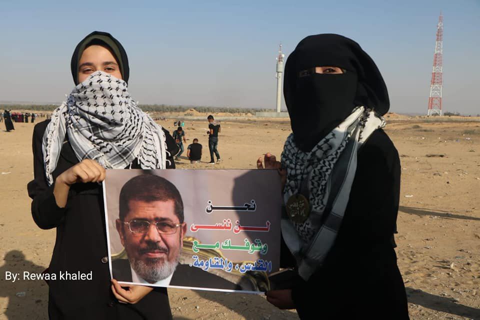 khaledmo__'s tweet photo. "نحن لن ننسى وقوفك مع القدس والمقاومة".. فلسطينيون يشيدون بمواق�� الرئيس المصري الراحل محمد مرسي خلال مشاركتهم بمسيرات العودة أمس شرقي قطاع #غزة 

#مرسي_شهيد_الإرادة_الشعبية https://t.co/UXSDlKJ54T