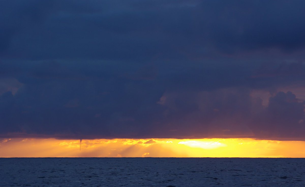 nickwigram's tweet photo. Waterspout off the Portuguese coast
#waterspout #clouds4kidz https://t.co/qgIDDnFB7c