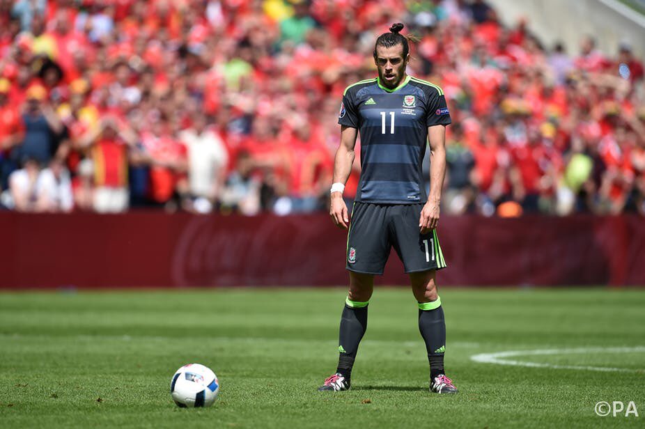 K’mon @GarethBale11 she stands like you! #BillyMeredith X4 #Wales 🏴󠁧󠁢󠁷󠁬󠁳󠁿