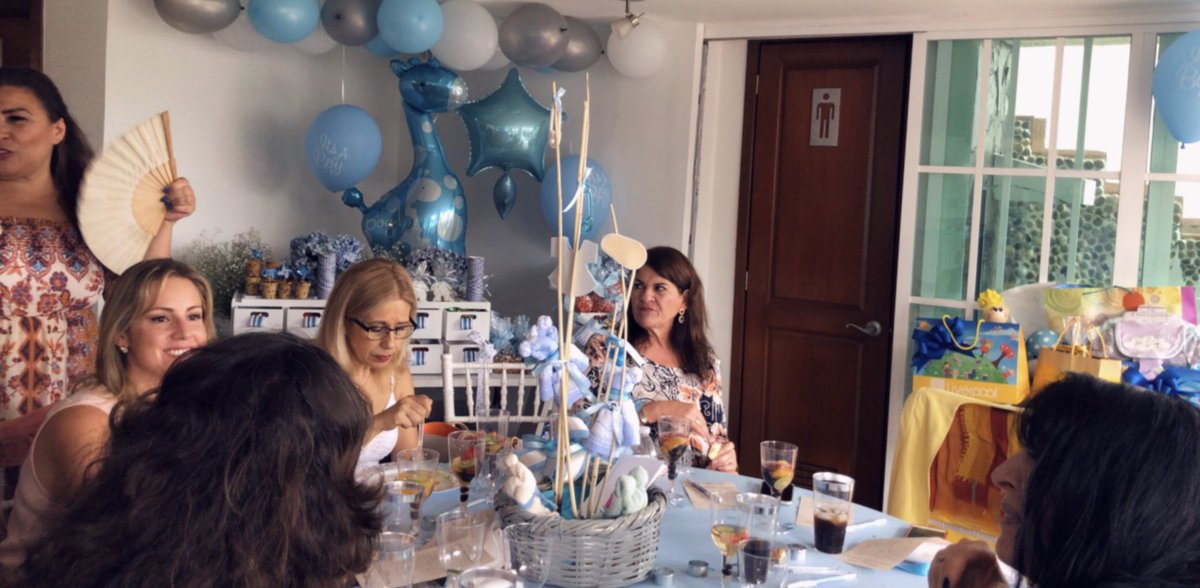 rosiorozco's tweet photo. Baby shower de una increíble venezolana y amigas #AliadasVsTrata 
Deliciosas #ChidaLaArepa y juegos muy divertidos 🤣🤪😆 https://t.co/yYt2IgjW3h