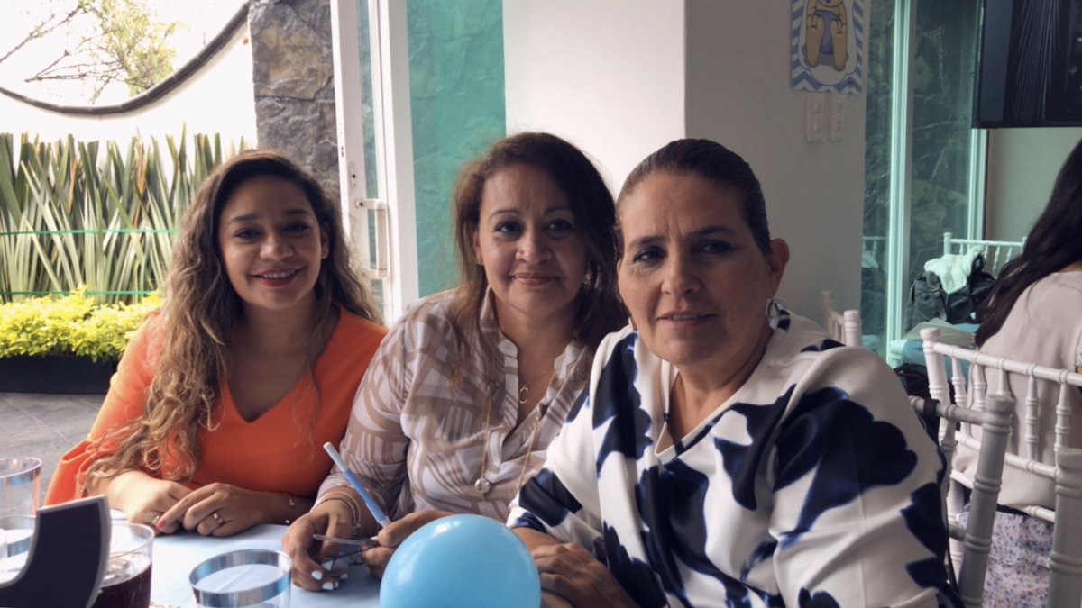 rosiorozco's tweet photo. Baby shower de una increíble venezolana y amigas #AliadasVsTrata 
Deliciosas #ChidaLaArepa y juegos muy divertidos 🤣🤪😆 https://t.co/yYt2IgjW3h