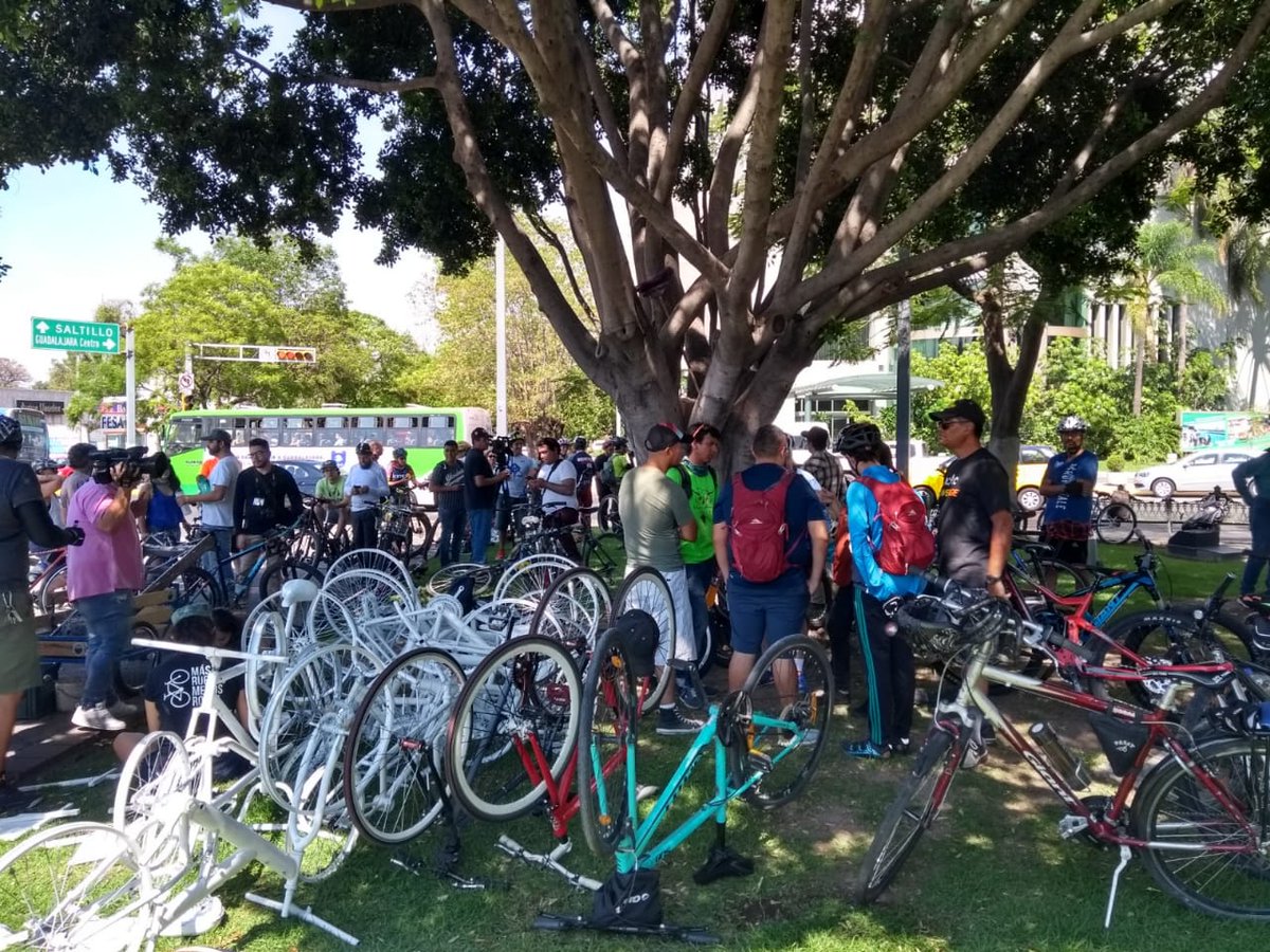 muralcom's tweet photo. Ciclistas se reunieron en la Glorieta de la Estampida para la instalación de 11 bicicletas blancas en la Ciudad en memoria de quienes han fallecido en accidentes viales en 2019. https://t.co/bV3dpOQrWl