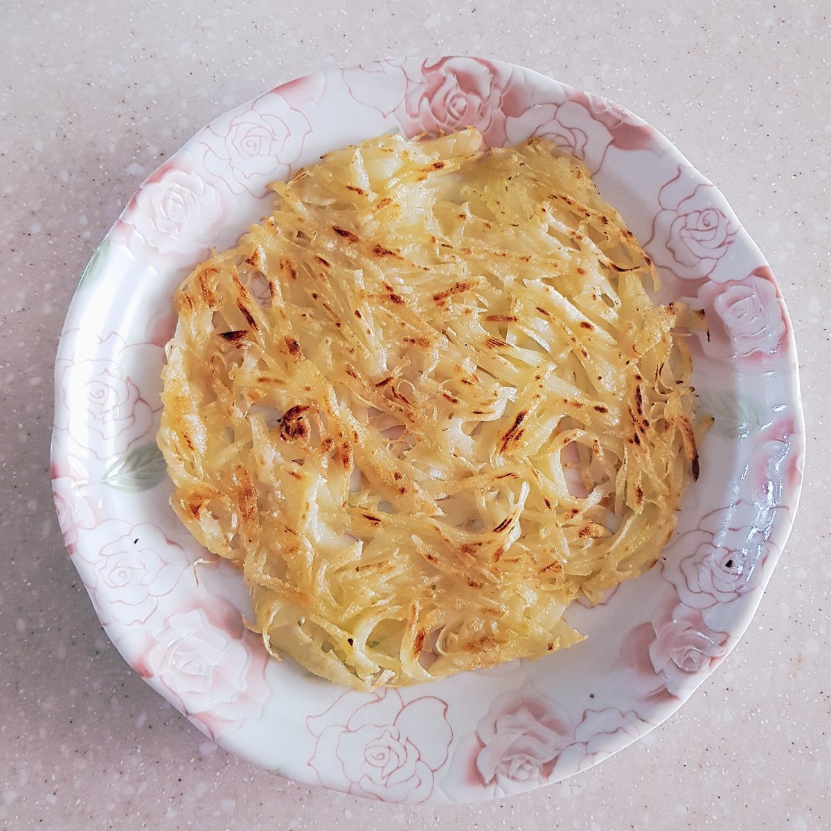 바삭한 감자전 🥔
모든 부분이 겉테두리처럼 바삭하다!! 감자를 얇게 체썰고 (체칼이용) 찹쌀가루 조금과 소금으로 간해준뒤 후라이팬에 굽굽하면 완성~케첩에 찍어드셔용.

포인트는 모든 부분이 바 삭 하 다 ! !
( 심지어 안쪽까지 )

#나의비거니즘일기