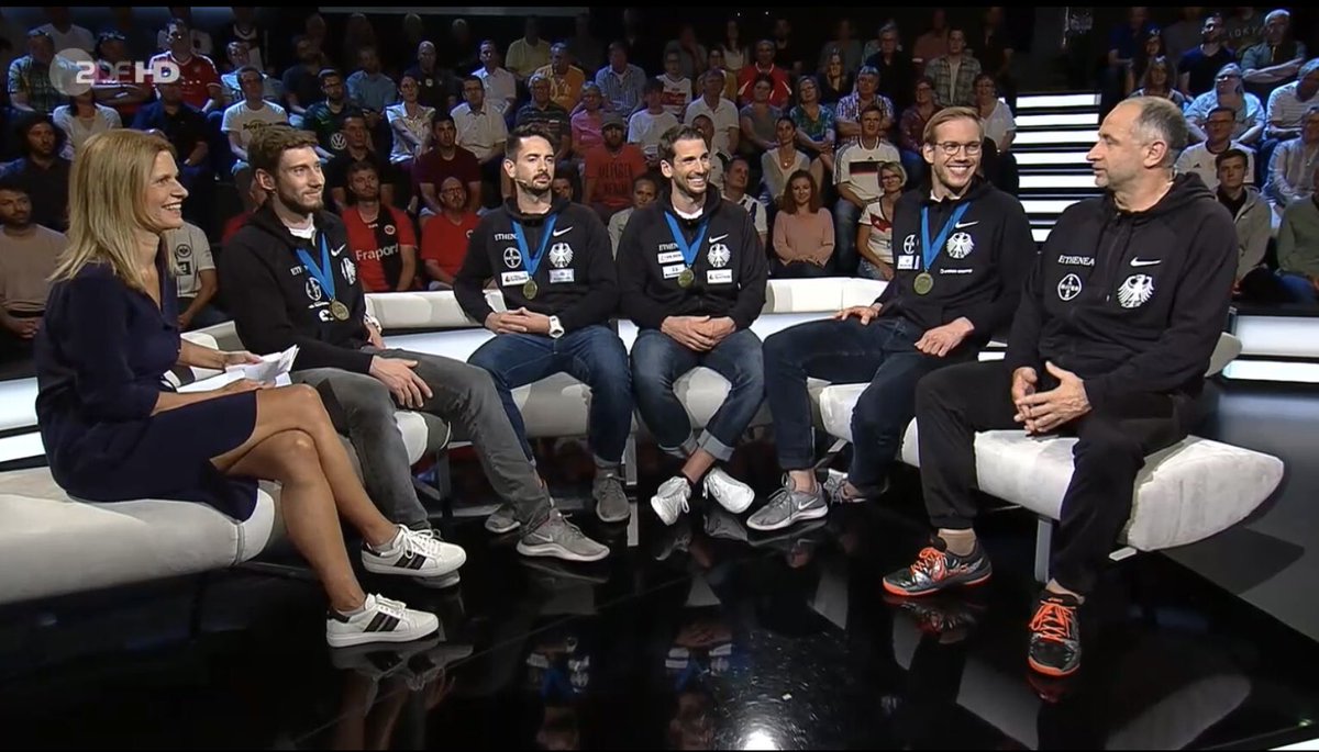 Herzlichen Glückwunsch @BenediktPeterW1 und dem deutschen Säbelfechter-Team zum Europameistertitel!! 💪💪💪 Wie die Champagnerflasche mit dem Säbel geköpft wird, hätte ich allerdings gerne gesehen... 🤔 🍾 #TeamBayer #Tokyo2020 #Fechten