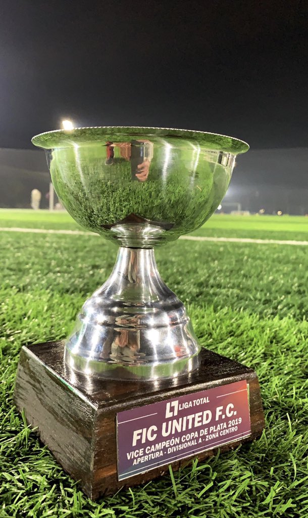 FicUnited's tweet photo. Primer trofeo conseguido por FiC United, vamos por más 🔵⚫️

#VamoElFiCU https://t.co/bQOtVxFSX7