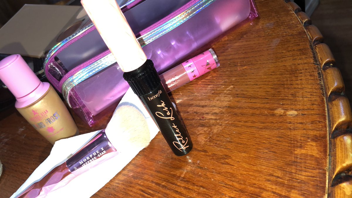 AnngeeG's tweet image. I need a refill on my #rollerlash mascara @BenefitBeauty lol 👀 @JeffreeStar happened to make the shoot too 😂