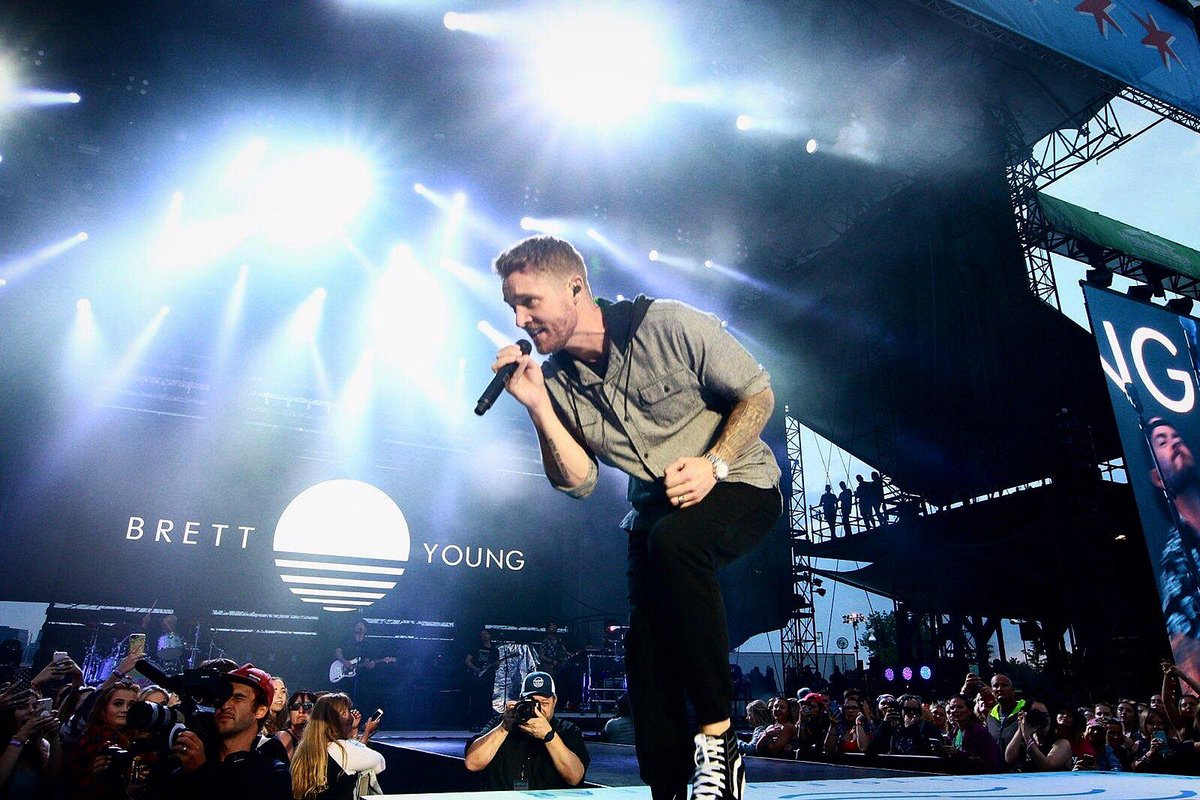 US99Chicago's tweet photo. oh, hey @BrettYoungMusic 😍🎶🤩🥰 #Catch #LikeILovedYou #InCaseYouDidntKnow #HereTonight #Mercy #SleepWithoutYou @lakeshakefest https://t.co/Km2nzvkZQP