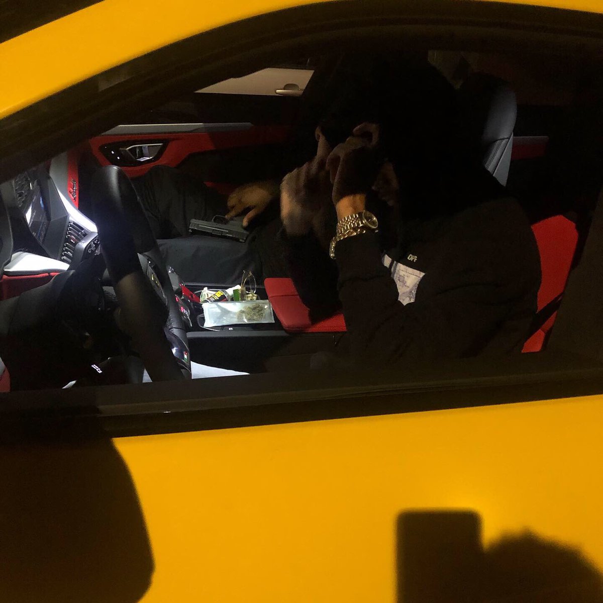 2200__93's tweet photo. I got shooters so I hope ah nigga ain’t on nothing 🤫🤧🦶💯 #LLP #LLFari #LLHLJ #LLJabo https://t.co/ND3FOkNn7s