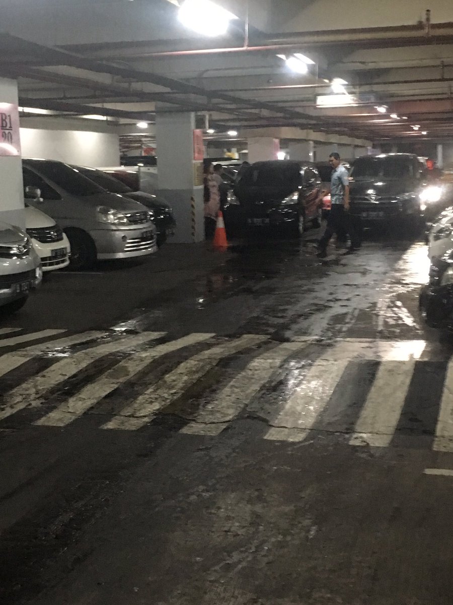 degaus_extreme's tweet image. Mohon perhatian nya untuk yg berwenang @MalioboroMall saya kurang tau bagaimana tp campuran air dengan oli Itu sangat licin , saya habis jatuh siang ini terpeleset naik motor di basement mall anda saat menunju parkiran motor ...