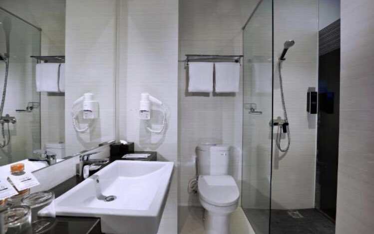 ...masih bandung HAHAHA

-Neo Hotel Dipatiukur-
kamarnya luas, ac central, dan yg bikin w cinta sama ni hotel. breakfast buffetnya lengkap bgt dan semuanya enak!!!! food qualitynya gue kasih nilai 8. wifinya kenceng.