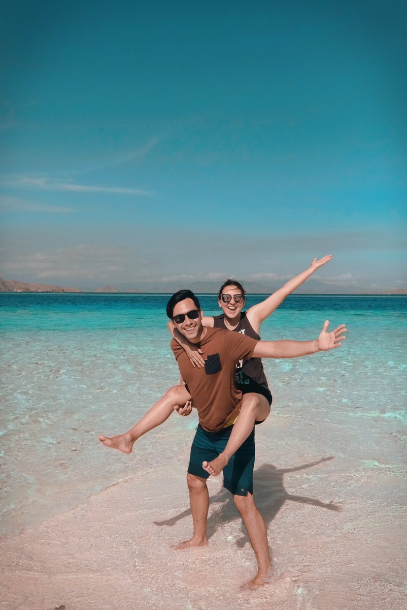 Selamat pagiiii... ini adalah sebuah upaya maksimal babang demi menyenangkan neng... demi neng, babang rela gendong ke pulau di ujung sana!! Yaa gendongnya tentu di atas kapal tapi, klo gendong di atas air kelelep kita neng... Happy Sunday!!
📍 Taka Makassar