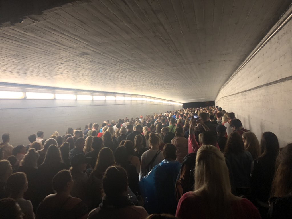 Hab schon viel erlebt. Was rund um das überragende Konzert von #edsheeran am #Hockenheimring los war, schlägt dem Fass den Boden aus. Parkleitsystem unterirdisch, kein Shuttle-Service, 1 Ausgang nach dem Konzert für knapp 100tsd Menschen. Gott sei dank nichts passiert!
