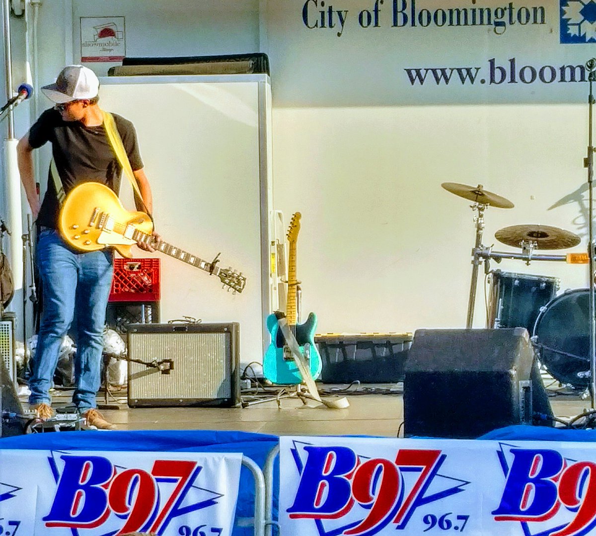 aquabeecooler's tweet photo. https://t.co/AvGd05sB4X and an outstanding beautiful B-Town day @the taste of Bloomington #ReecePhillips https://t.co/LAJKJVLMQx
