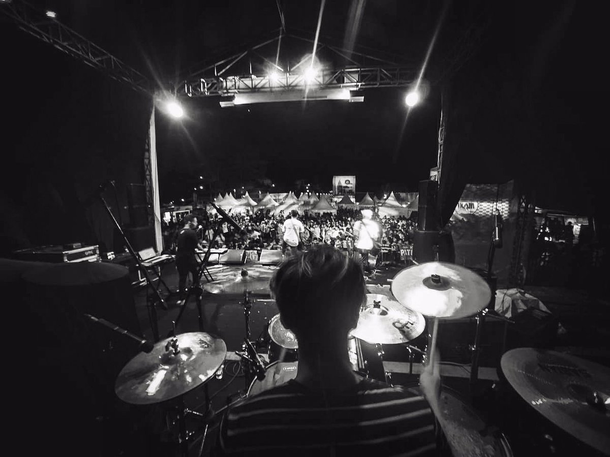 the_priaidaman's tweet photo. Great view at @ShowcaseEvent #semarang.
.
#thepriaidaman
#simplesyndicate
#pestakeluarga
#kitakawanbukanlawan
#rockshow
#moshpit https://t.co/OHxgwFMfvW