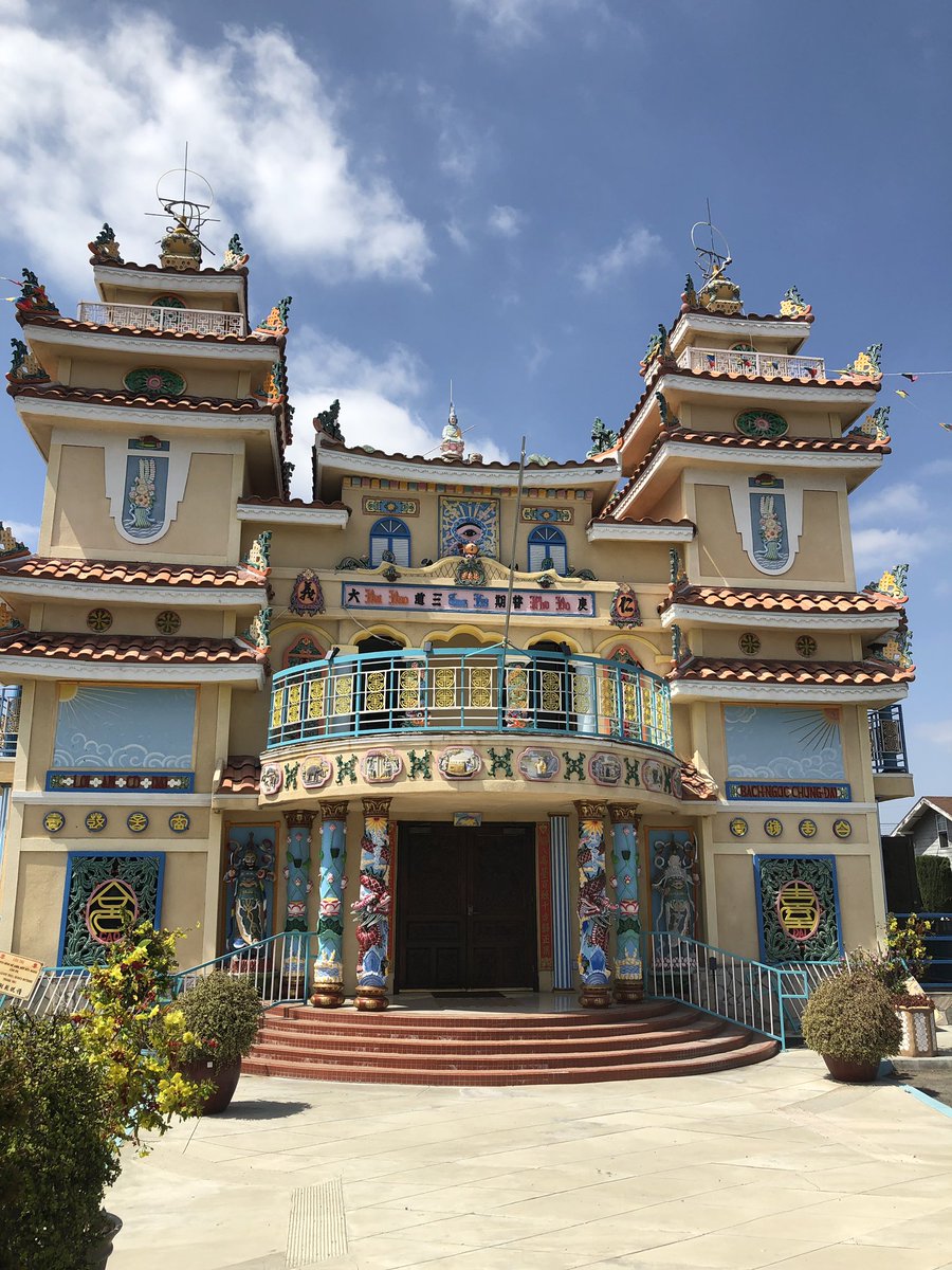 SimonaLazzerini's tweet photo. Cao Dai temple in LA #newreligiousmovement #caodai #ReligiousStudiesNerd https://t.co/1CbDf2MZR7