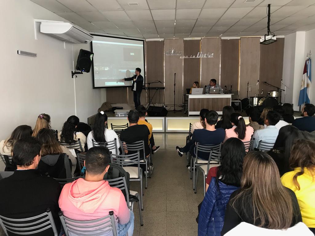 RSCristianas's tweet photo. 👉🏻Hoy por la tarde disfrutamos de un valioso tiempo de capacitación en nuestro #Workshop de #RedesSociales, #Fotografía + #Video en la ciudad de Córdoba. 🙌🏻💻 ¡Gracias a todos los que se sumaron! 🔜 ¡Nos vemos en el próximo evento! https://t.co/wL3ynJ4h9e