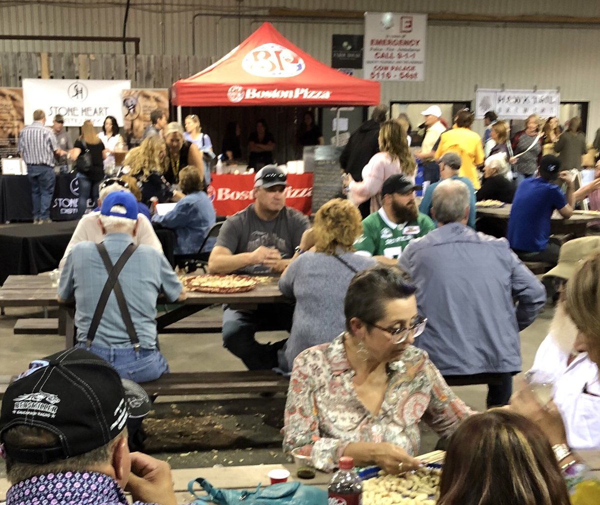 Much fun being had at #OldsBeerFest and it’s not too late to join us! #MyOlds #craftbeer #mead #cocktails #🍻