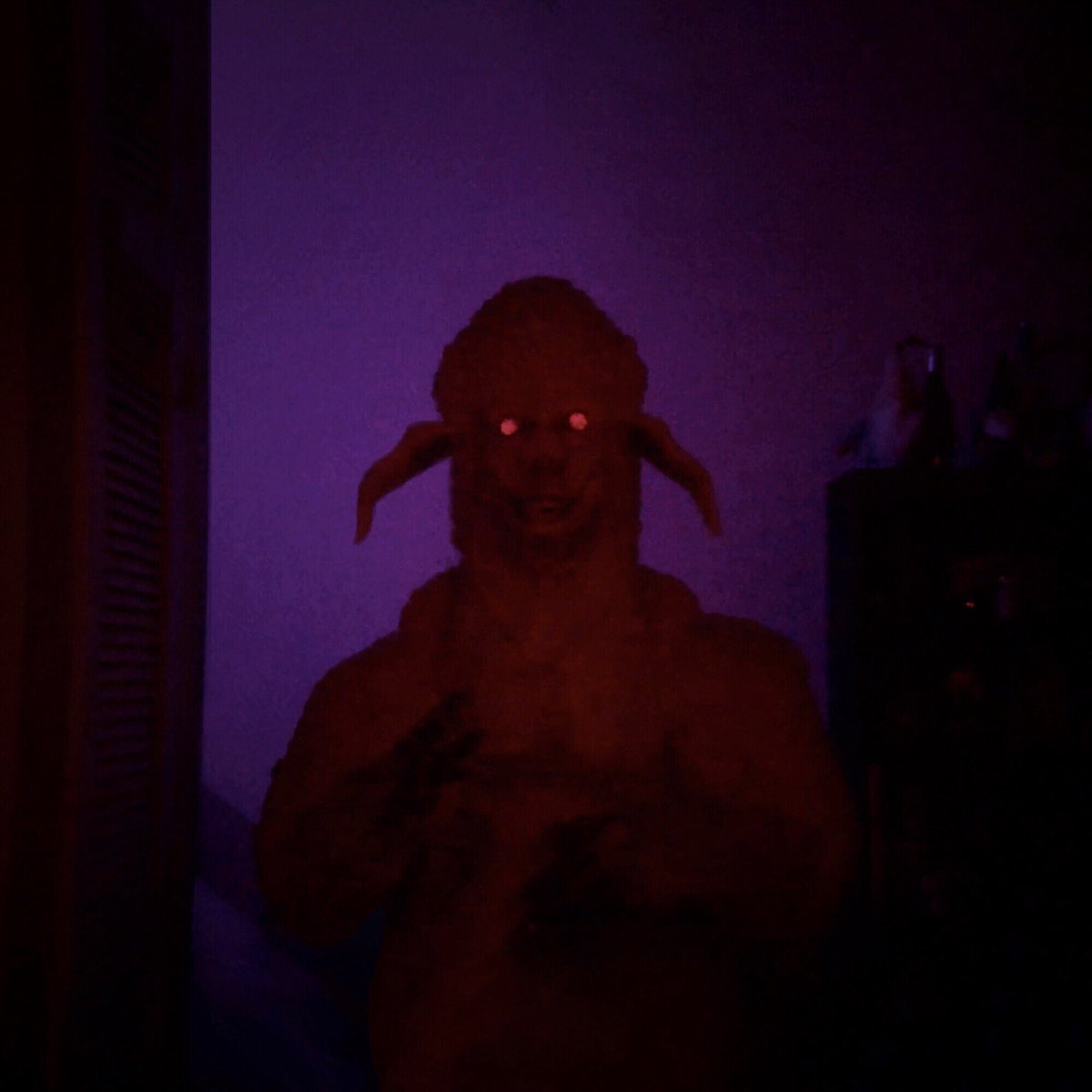 GILLYBEARfilms's tweet photo. Nah, that ain’t the house settling. It’s the new fella who goes bump in the night. Oh, you’ll meet him soon. He’s sneakin’ up right behind you.
#Gillybearfilms #gillybear
#monster #creature
#indiefilm #shortfilm #filmmaking #horror #scary #sfx #sfxartist #art #practicalFX https://t.co/BtkFF8fwPb