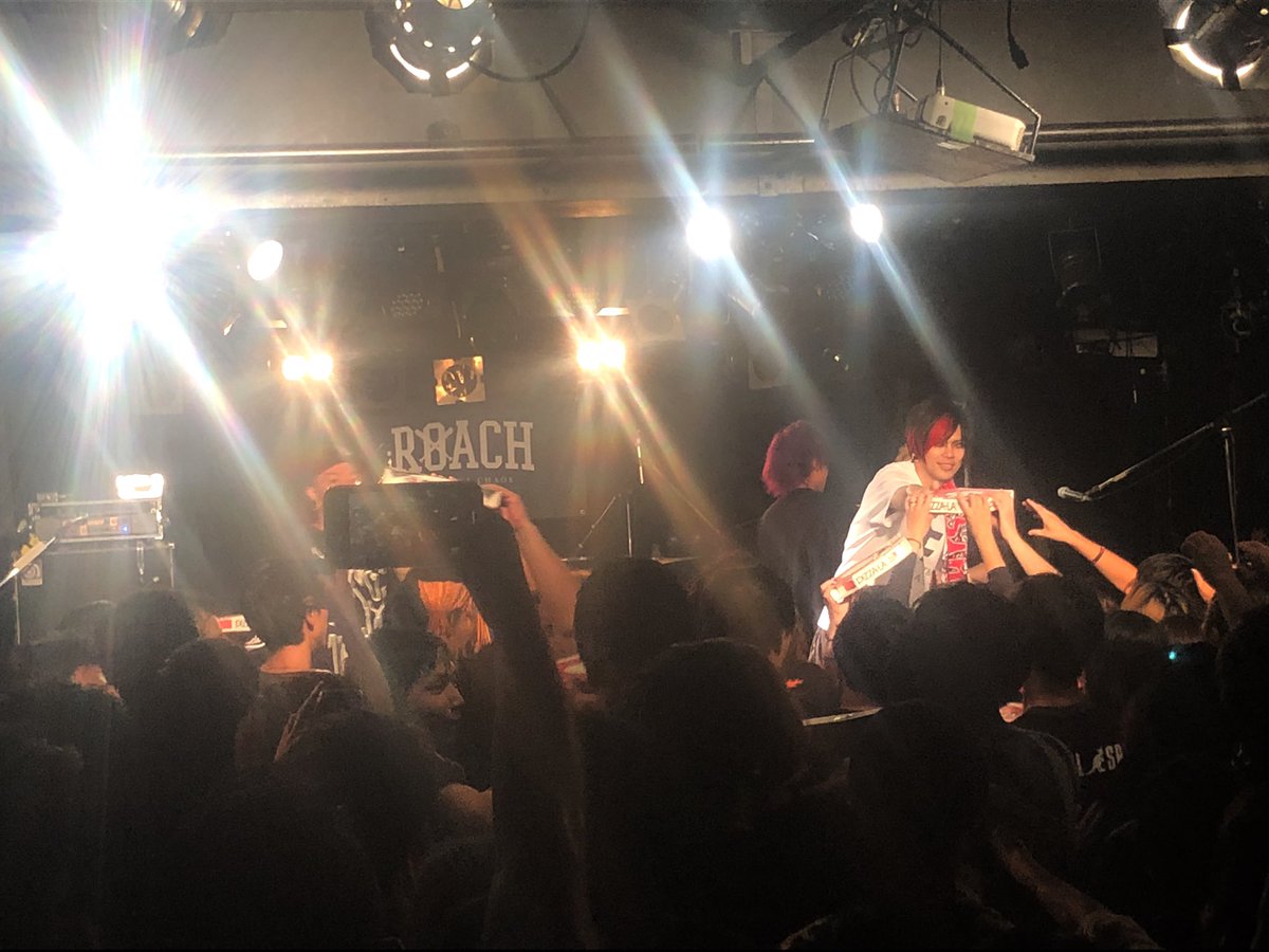 Slowclothing あと前回ツーマンのmuccのミヤさんがこっそりとライブに来られていて 結婚式の時も思いましたが改めて本当に後輩思いな方だなーと思いました 愛だわ お話できて光栄 そして スロクロ的にこうご期待