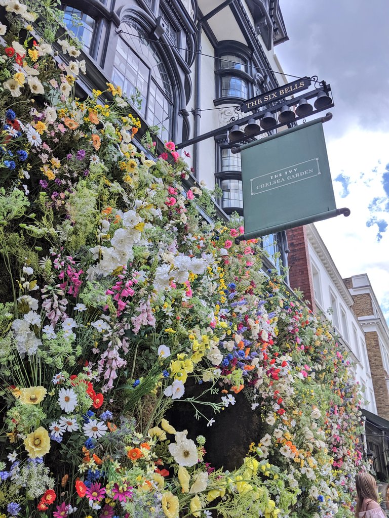 Midōri Tokioka 時岡 碧 V Twitter ロンドン市内に数店舗あるthe Ivy 花で埋め尽くされたチェルシー店でなにより驚いたのは長屋構造 バー 完全室内 半テラス 常設屋根 テラスへの奥行きは外観から想像できないほど 写真は半テラス 195 197 King S Rd Midōri Tokioka 時岡 碧 V Twitter ロンドン市内に数店舗あるthe Ivy 花で埋め尽くされたチェルシー店でなにより驚いたのは長屋構造 バー 完全室内 半テラス 常設屋根 テラスへの奥行きは外観から想像できないほど 写真は半テラス 195 197 King S Rd