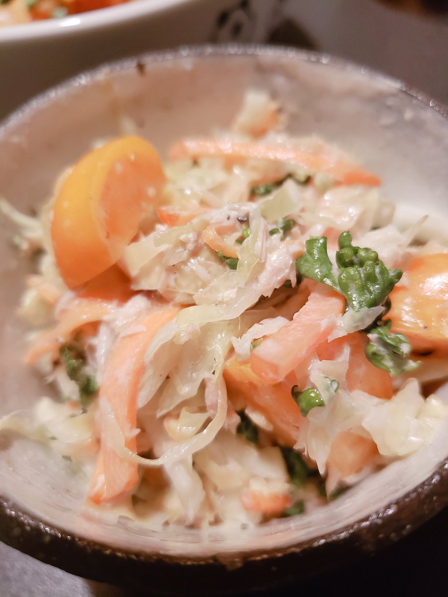 ボルサリーノ関 食用ほおずきのコールスロー あまり馴染みがないかもしれませんが 甘酸っぱくてココナッツミルクのような風味がある食用ほおずき アンチエイジングとチャンスの発展パワーです 塩揉みキャベツとニンジン パセリ カニかまでを