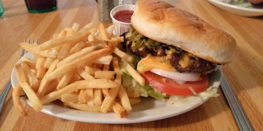 wada_woo's tweet photo. New Mexico Green Chile
Cheese Burger🍔🍟😋👍
@TeofilosLL dinner w/Mom earlier tonight. https://t.co/k7brAe1l6S
