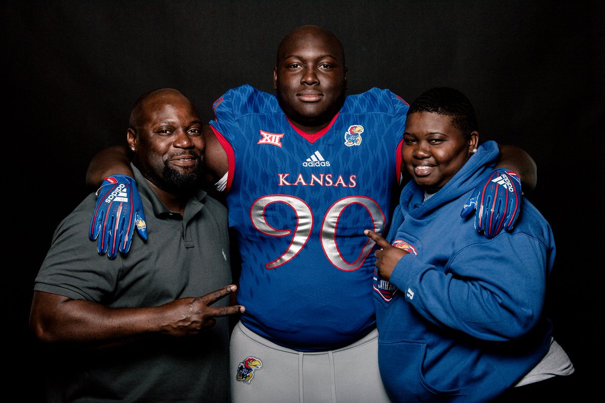 kenean_caldwell's tweet image. 110% COMMITTED !! I'M A JAYHAWK!!❤💙
#RockChalk @KU_Football
@CoachLesMiles @BallCoachBaby