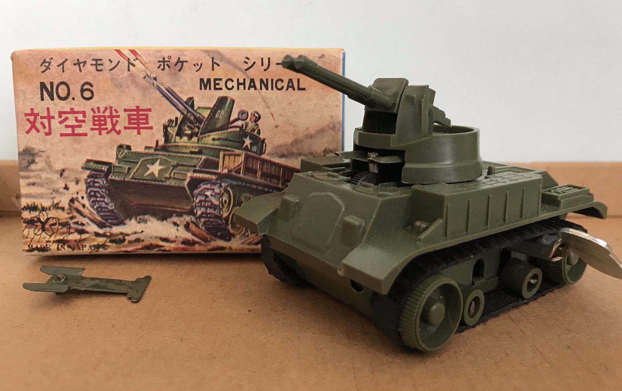 トッポリーノ 米澤玩具から発売されていた ダイヤモンド ポケット シリーズ Mechanical No 6 対空戦車 です ゼンマイを巻くと火花を飛ばしながらキャタピラで走り〼 懐かしおもちゃ紹介 昭和レトロ なにはともあれおもちゃの画像を貼る T Co