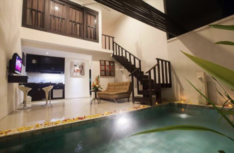 @vensplatter coba di Noah Villa deh mas, itu juga tipe private pool gitu. uniknya dia 2 tingkat. 2thn yg lalu kesana 900rb 2 malem dapet breakfast😂 btw ini di daerah jimbaran jauh dari hirup pikuk kota, cocok utk chill with some friends or honeymoon.