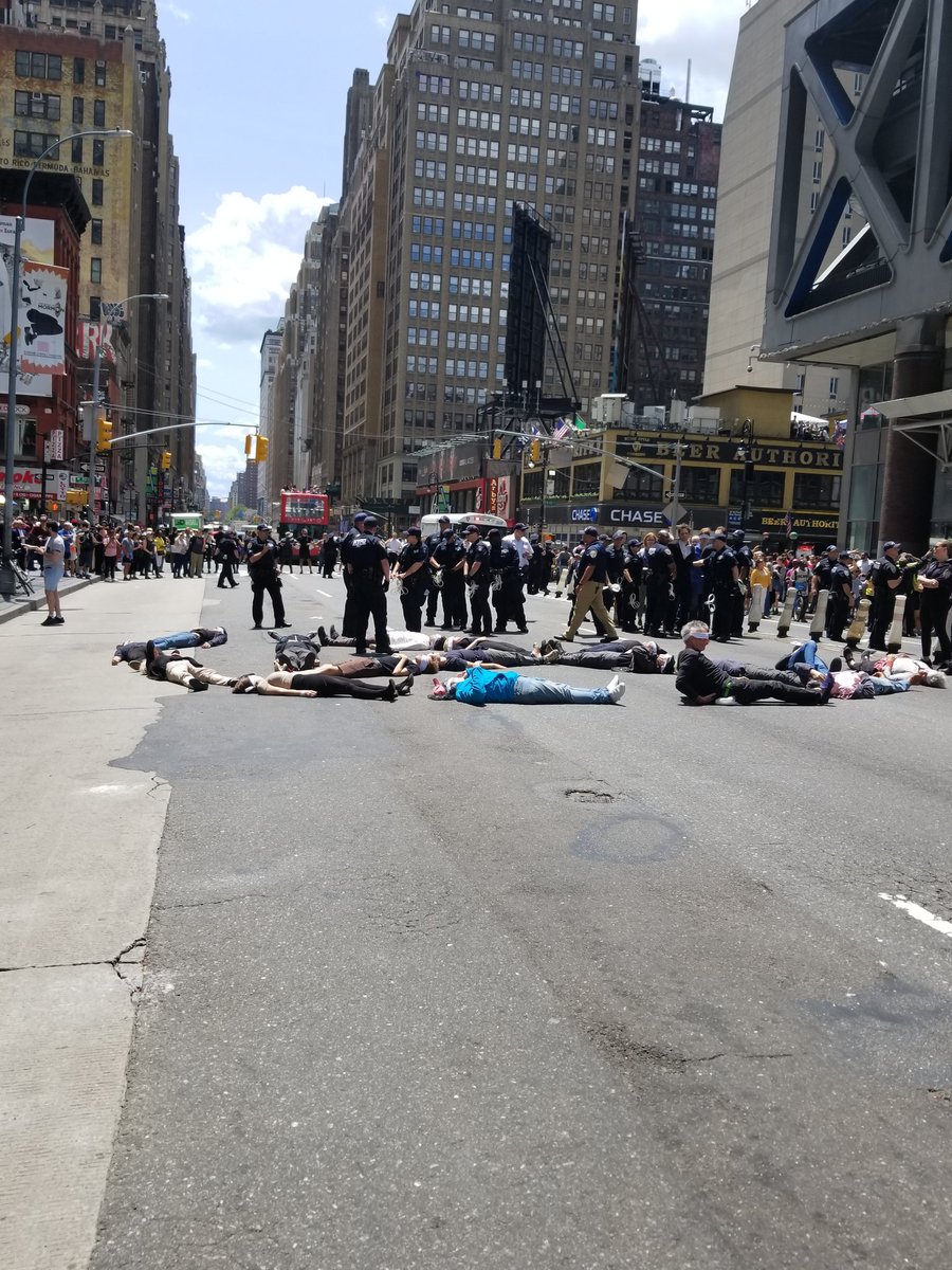 AlexandriaV2005's tweet photo. Today @XR_NYC had 70+ arrests at their #EarthToMedia protest at the @nytimes! They blocked 8th Av, died-in, &amp; 5 ppl repelled the NYT &amp; Port Authority bldgs to drop banners &amp; demand climate coverage! So excited @Earth_Uprising continues this theme on 6/28 for #ClimateStrikeSummer! https://t.co/SGMu8ofxkF