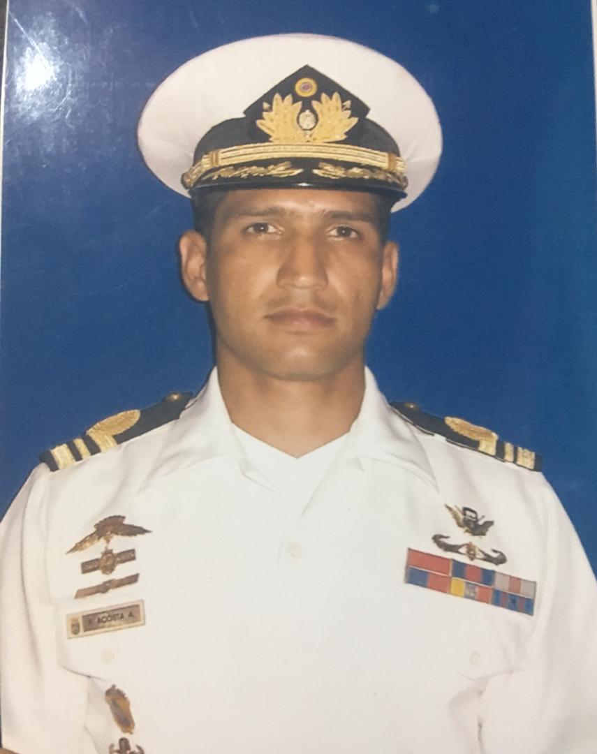 Denuncio la desaparición de mi esposo Cap. De Corbeta Rafael Acosta Arévalo, #SECUESTRADO, por el Régimen a las 16:30 hrs en Guatire, Edo. Miranda, por parte de una Comisión de SEBIN-DGCIM, los hago responsable por la integridad fisica de mi esposo, al #regimen